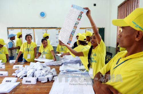 东帝汶议会选举委员会人员进行计票。（图片来源：EPA）