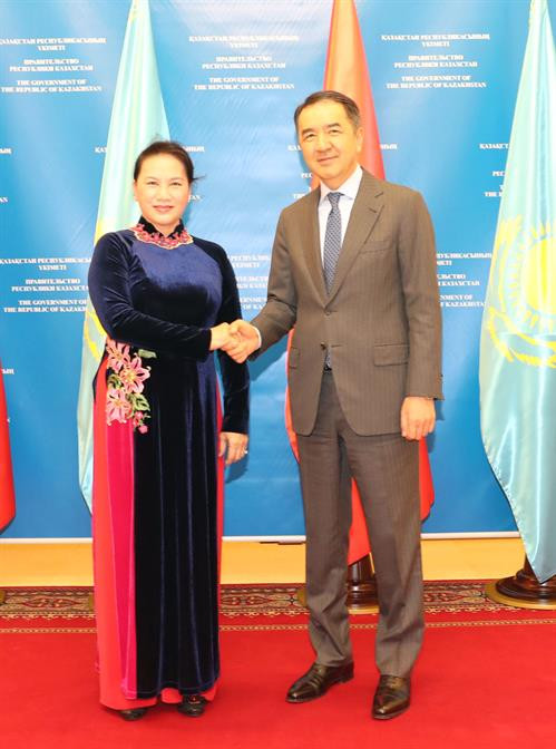 国会主席阮氏金银与哈萨克斯坦总理萨金塔耶夫握手。（图片来源：越通社）
