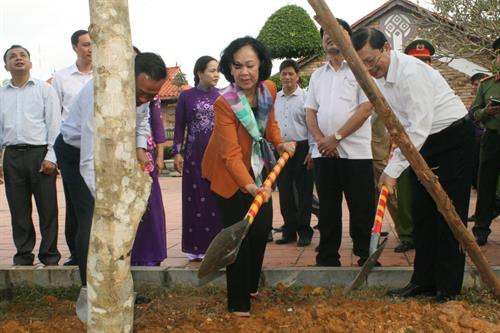 张氏梅在黄文受纪念区植树。（图片来源：越通社）