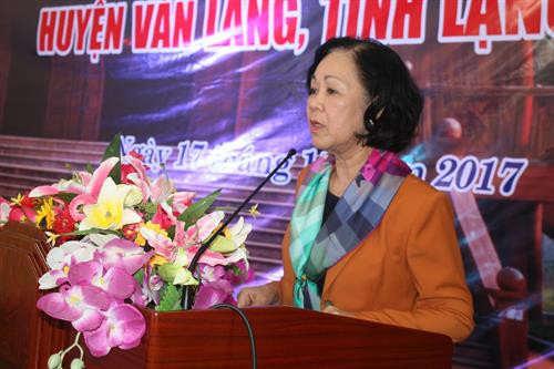 越共中央民运部部长张氏梅11月17日出席谅山省文朗县黄文受乡仁和村全民大团结日纪念活动。（图片来源：越通社）