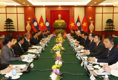 越共中央总书记阮富仲与老挝人民革命党中央委员会总书记、国家主席本扬举行会谈。(图片来源:越通社) 越共中央总书记阮富仲与老挝人民革命党中央委员会总书记、国家主席本扬举行会谈。(图片来源:越通社)