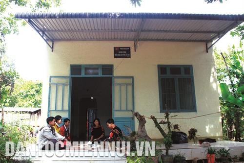 艾切村居民艾板房屋是使用“实施胡伯伯嘱咐厉行节约”计划的援助资金来建设的。记者 范强 摄 格昆县已确定投入教育就是促进经济社会发展，因此该县已拨出资金来兴建教育基础设施、购买教学设备，基本满足当地学生的学习需求。记者 范强 摄
