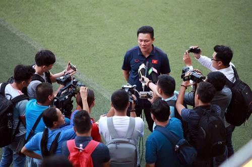 主教练阮国俊接受媒体采访。图自因特网