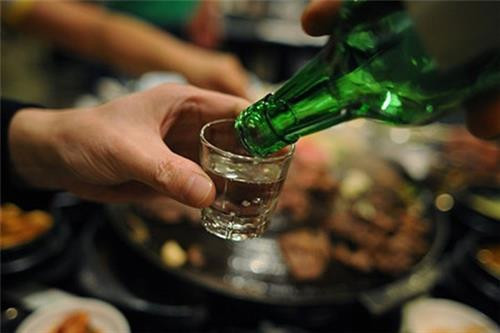 资料图:越南人过年时必不可少的是酒。图自互联网 资料图:越南人过年时必不可少的是酒。图自互联网