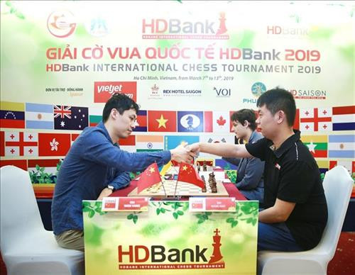 中国棋手王皓（右）夺冠。图自越通社