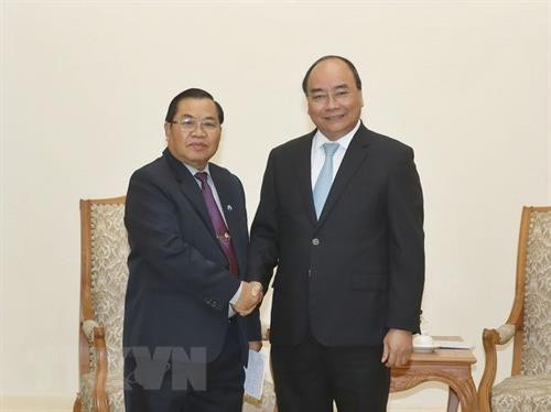 越南政府总理阮春福（右）会见老挝国会副主席森暖。（图片来源：越通社）