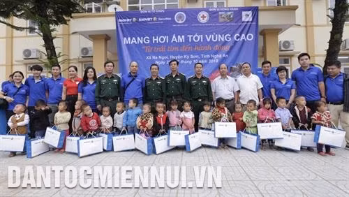 第四军区四号国防经济团干部和战士向学生们送去慰问品,同时向奇山县那光乡少数民族同胞免费体检和发药。记者 陈越 摄 第四军区四号国防经济团干部和战士向学生们送去慰问品,同时向奇山县那光乡少数民族同胞免费体检和发药。记者 陈越 摄