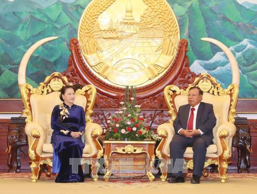 越南国会主席阮氏金银会见老挝人民革命党中央总书记、国家主席本扬•沃拉吉。（图片来源：越通社）