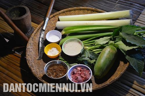 制作幺叶粉汤的原料。记者 怀秋 摄