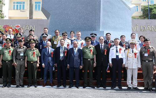 阮春福总理:人民警察学院力争成为重点大学培训基地 ảnh 2 阮春福总理:人民警察学院力争成为重点大学培训基地 ảnh 2