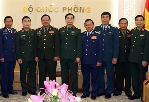 越共中央委员、中央军委常务委员、越南人民军总参谋长潘文江上将会见老挝防空空军局局长皮马塞大校。（图片来源：qdnd.vn)