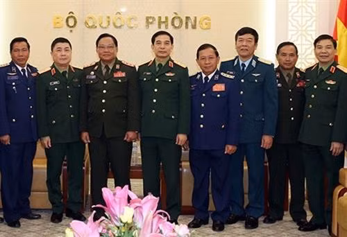 越共中央委员、中央军委常务委员、越南人民军总参谋长潘文江上将会见老挝防空空军局局长皮马塞大校。（图片来源：qdnd.vn)