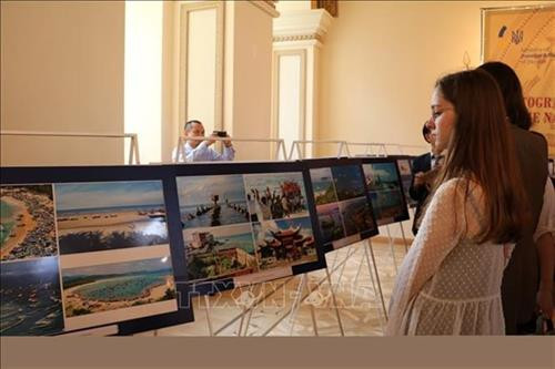 “越南风土人情与国家发展成就”摄影展。图自越通社