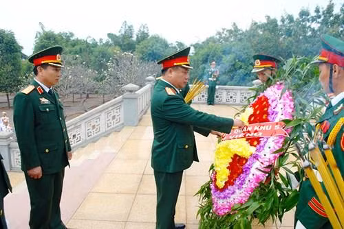 柬埔寨王家军高级军事代表团在越南加莱省德机县烈士陵园敬香。（图片来源：人民军报网）