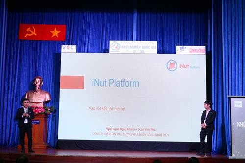 胡志明市自然科学大学的大学生阐述iNut Platform项目的内容。图自越通社