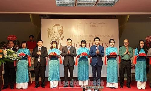 题为“宣传画中的胡志明主席肖像”专题展在胡志明市博物馆举行。图自http://baolaodongthudo.com.vn