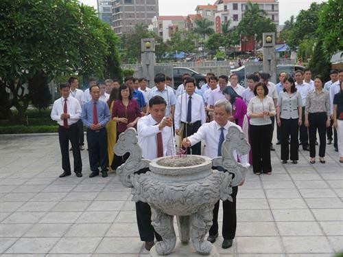 越南领导人行上香礼，纪念已故越共中央总书记阮文渠诞辰106周年。（图片来源：越通社）