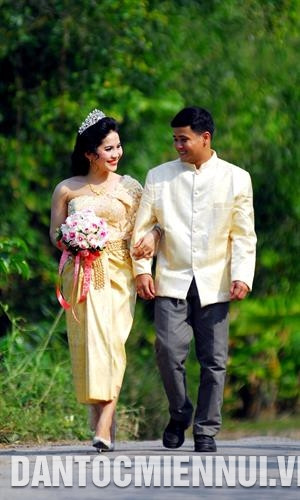 在高棉族同胞传统婚礼中，新郎和新娘穿着最漂亮的服装。