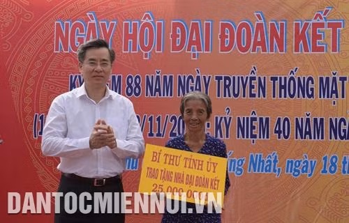 值纪念越南祖国阵线传统日88周年举行的团结日之际,薄辽省省委书记阮光阳向民众赠送大团结屋。图:范青强 值纪念越南祖国阵线传统日88周年举行的团结日之际,薄辽省省委书记阮光阳向民众赠送大团结屋。图:范青强