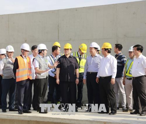 河内市市委书记黄忠海视察河内铁路线仁—河内火车站路段施工情况。（图片来源：越通社）