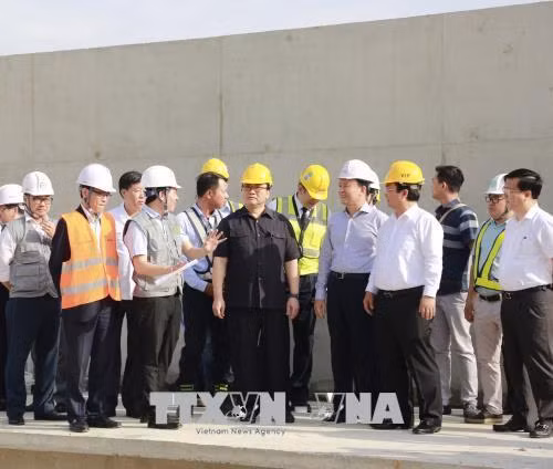 河内市市委书记黄忠海视察河内铁路线仁—河内火车站路段施工情况。（图片来源：越通社）