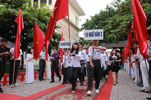 越南南定省黎洪峰高中2019-2020学年开学典礼。图自越通社 越南南定省黎洪峰高中2019-2020学年开学典礼。图自越通社