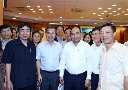 政府总理阮春福与各位科学家。图自越通社