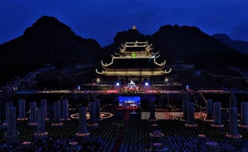 花灯祈福法会全景 图自越通社