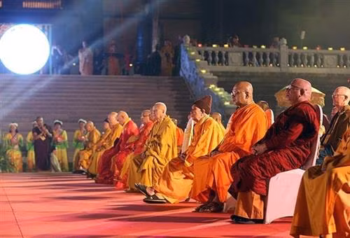 各国高僧大德出席花灯祈福法会 图自越通社
