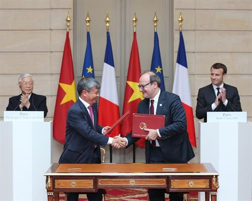 越共中央总书记阮富仲（左）与法国总统埃马纽埃尔·马克龙出席双方合作文件签字仪式。越通社记者 智勇 摄