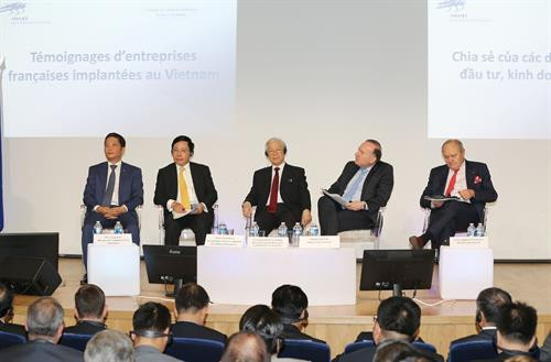 越南政府代表与法国企业代表进行对话。越通社记者 志勇 摄 越南政府代表与法国企业代表进行对话。越通社记者 志勇 摄