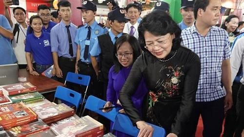 越南国家副主席邓氏玉盛出席2018年第十届胡志明市图书节。(图片来源:互联网) 越南国家副主席邓氏玉盛出席2018年第十届胡志明市图书节。(图片来源:互联网)