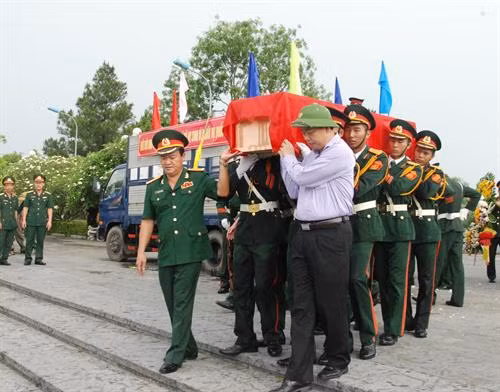 深切哀悼在老挝牺牲的越南志愿军烈士。越通社记者 清水 摄