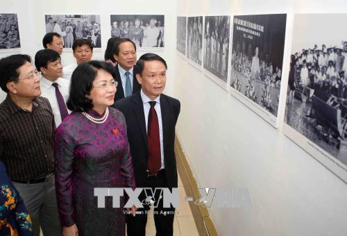 “爱国竞赛运动70周年”图片展正式开展。（图片来源：越通社）