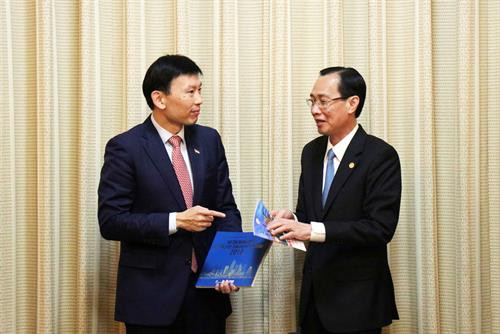 胡志明市人民委员会常务副主席黎清廉会见新加坡贸易及工业兼教育部高级政务部长徐芳达。图自越通社