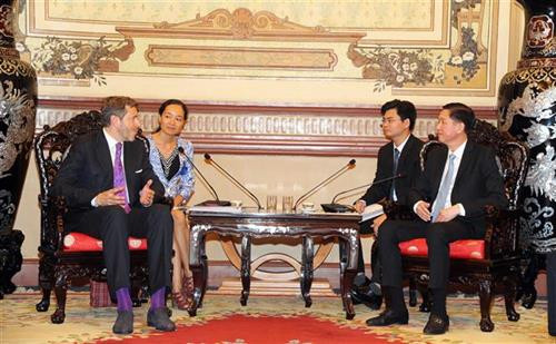 胡志明市人民委员会副主席陈永线（右）会见奥地利联邦商会主席哈拉尔德·马雷尔。图自越通社