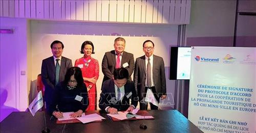 胡志明市旅游促进中心同越南旅游运营商Vietravel 法国分公司签署合作备忘录。图自越通社