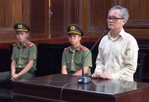 被告人陈功凯在法庭上受审。图自越通社