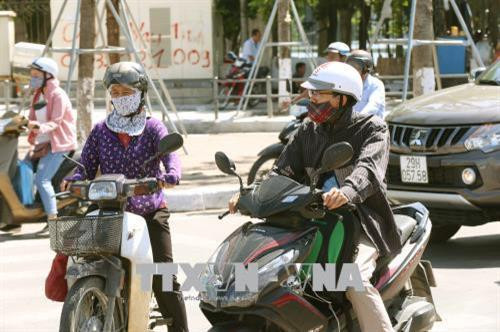 高温天气严重影响到居民正常的生活。(图片来源:越通社) 高温天气严重影响到居民正常的生活。(图片来源:越通社)