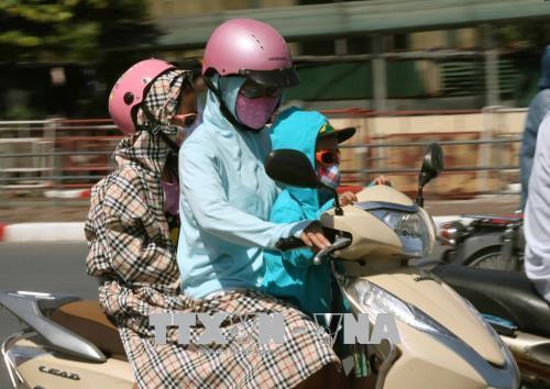 高温天气严重影响到居民正常的生活。(图片来源:越通社) 高温天气严重影响到居民正常的生活。(图片来源:越通社)