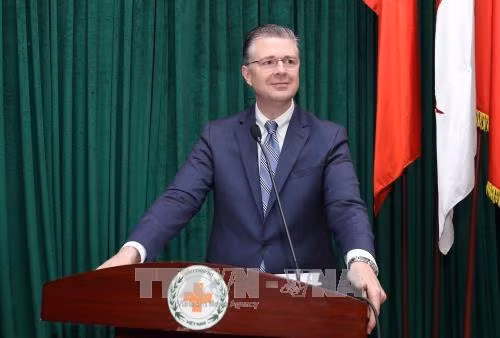 美国驻越大使丹尼尔·克里滕布林克在公布仪式上发言。（图片来源：越通社）