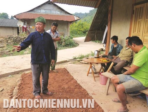 连续4年被评为什头乡阿巴寨村模范代表的李悬芙不断宣传和呼吁当地同胞积极生产，保护祖国安全。