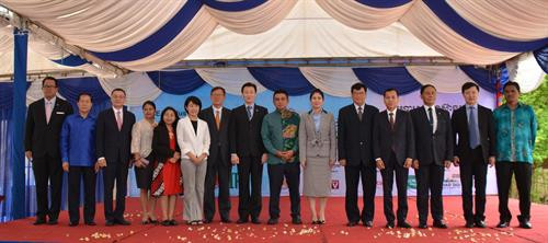 ASEAN+3各国驻柬大使和组委会合影。(图片来源:越通社) ASEAN+3各国驻柬大使和组委会合影。(图片来源:越通社)