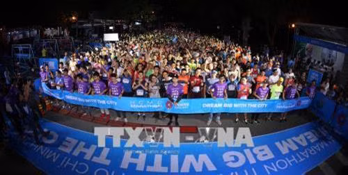 8000多名运动员参加2018年胡志明市国际马拉松赛。(图片来源:越通社) 8000多名运动员参加2018年胡志明市国际马拉松赛。(图片来源:越通社)