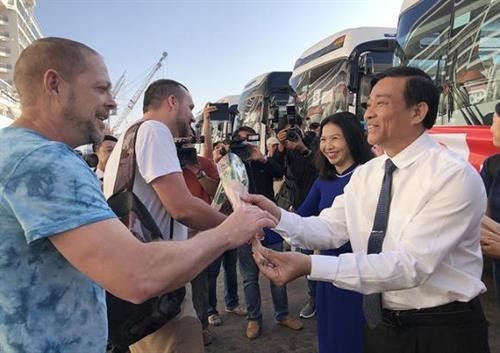 富美市政府和有关部门为游客送鲜花表示欢迎。