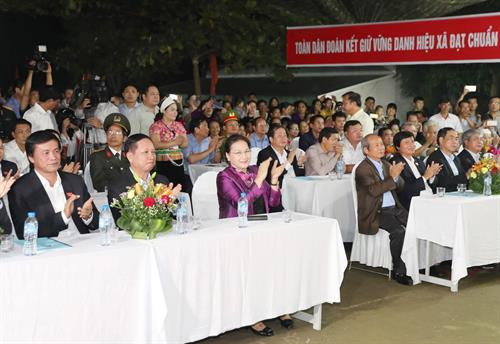 越南国会主席阮氏金银出席和平省梁山县和山乡裴蘸村的全民大团结日活动。(图片来源:越通社) 越南国会主席阮氏金银出席和平省梁山县和山乡裴蘸村的全民大团结日活动。(图片来源:越通社)