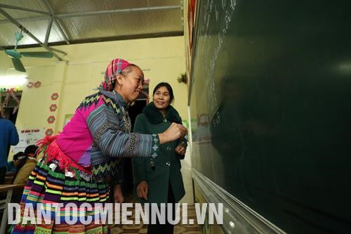 每天在日落时，宝安县宝河乡蒙族人王氏枝就来到扫盲班学字。记者 黄河
