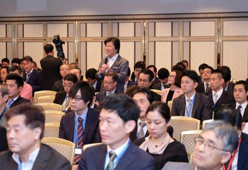与会代表在研讨会上发表讲话。图自越通社