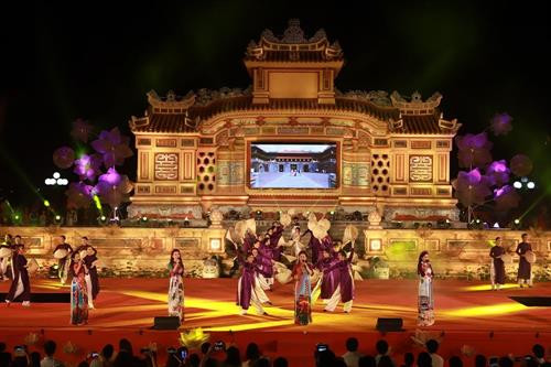 除了时装秀,此次时装秀还吸引诸多歌手参与。越通社记者 黄雄 摄 除了时装秀,此次时装秀还吸引诸多歌手参与。越通社记者 黄雄 摄