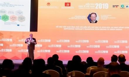 欧盟驻越南代表团团长布鲁诺•安格莱特发表讲话。图自越通社